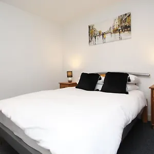 https://cozy-and-spacious-1-double-bedroom-apartment-located-by.brighton-hotels-england.com